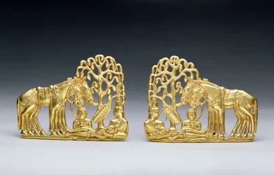 Paar Riemgespen met drie figuren, uit de Siberische Collectie van Peter I, uit Altai, 4e eeuw v.Chr.